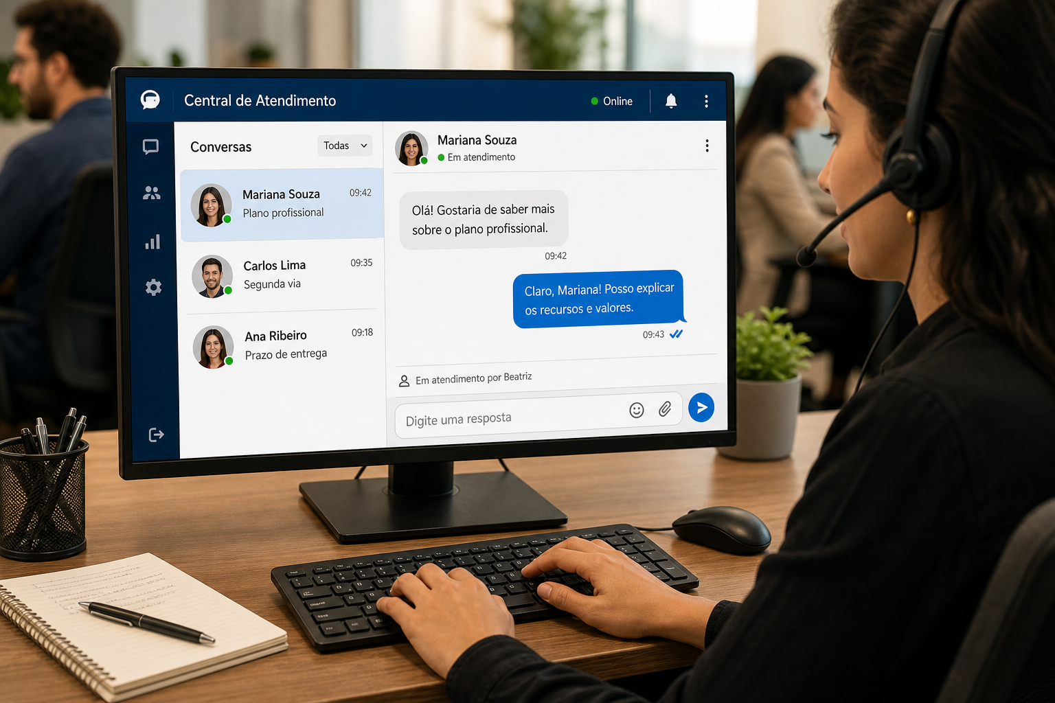 Atendente de headset digita enquanto a tela exibe a conversa de Mariana Souza, respondida às 09:43 e marcada em atendimento por Beatriz.