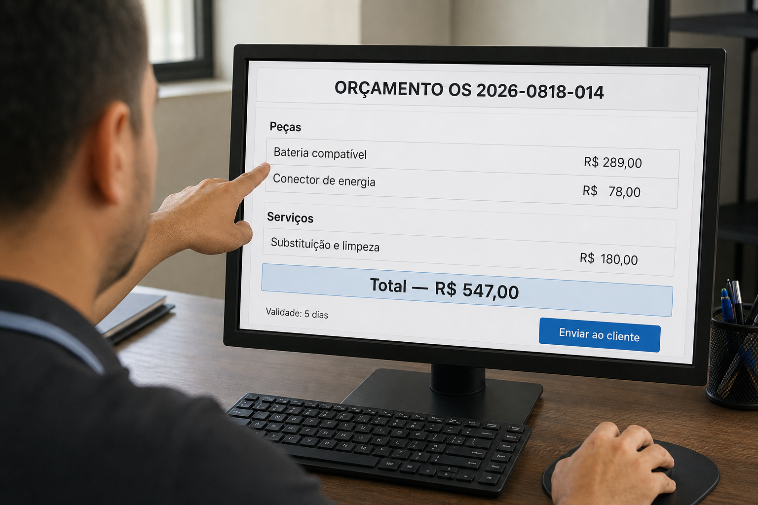 Homem aponta no monitor o orçamento da OS 2026-0818-014, com peças de R$ 289,00 e R$ 78,00, serviço de R$ 180,00 e total de R$ 547,00.