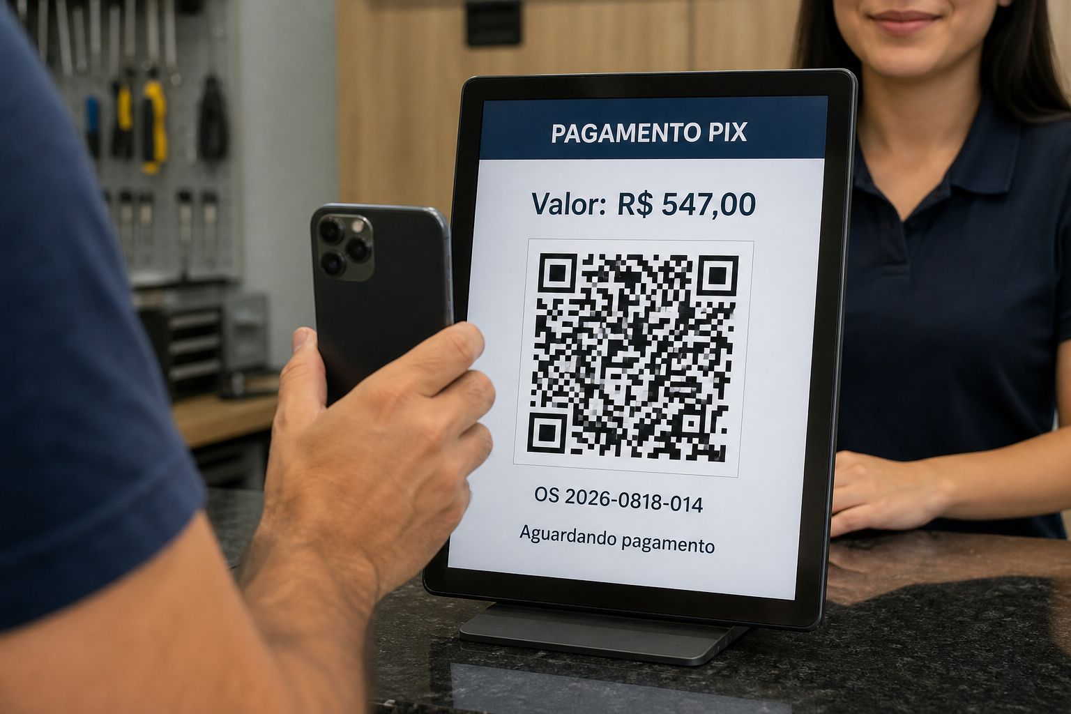 Cliente aproxima o celular do QR Code exibido no balcão para um pagamento Pix de R$ 547,00, ainda com o aviso Aguardando pagamento.